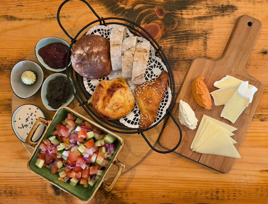 Tel Aviv Breakfast Buntes Frühstücksbuffet mit Brot, Käse, Aufstrichen und frischem Salat.